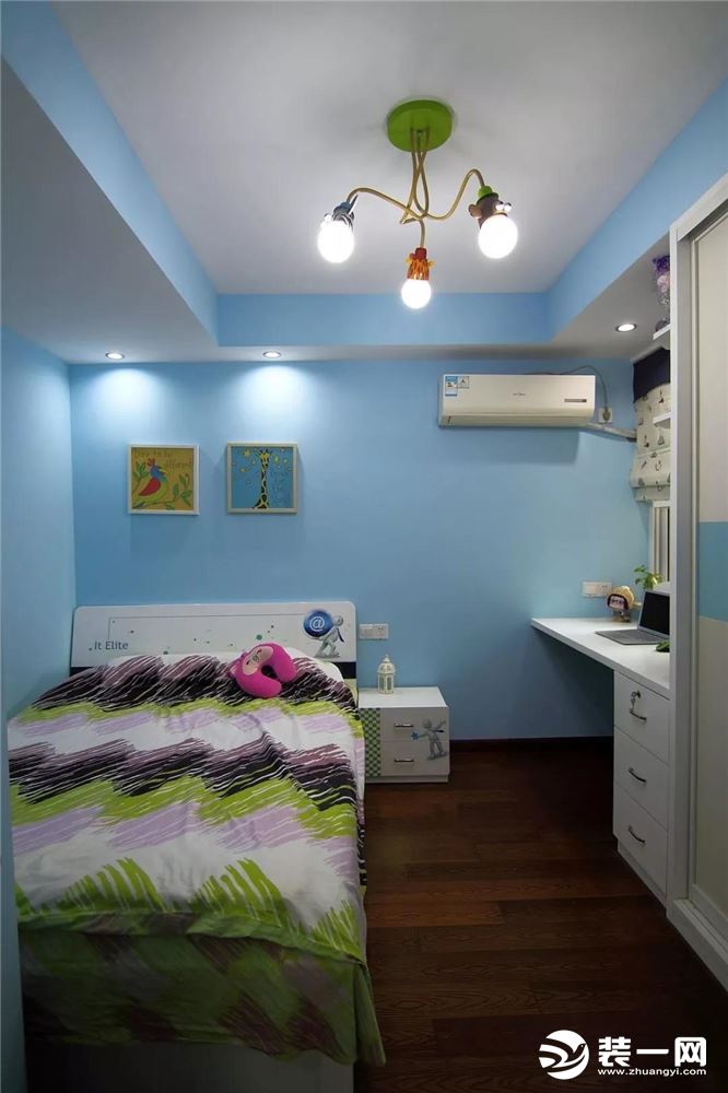 ▲天蓝色的墙面基础，配合床头墙的卡通装饰画，俏皮造型的天花吊灯下是一个略带童稚趣味的休憩空间。