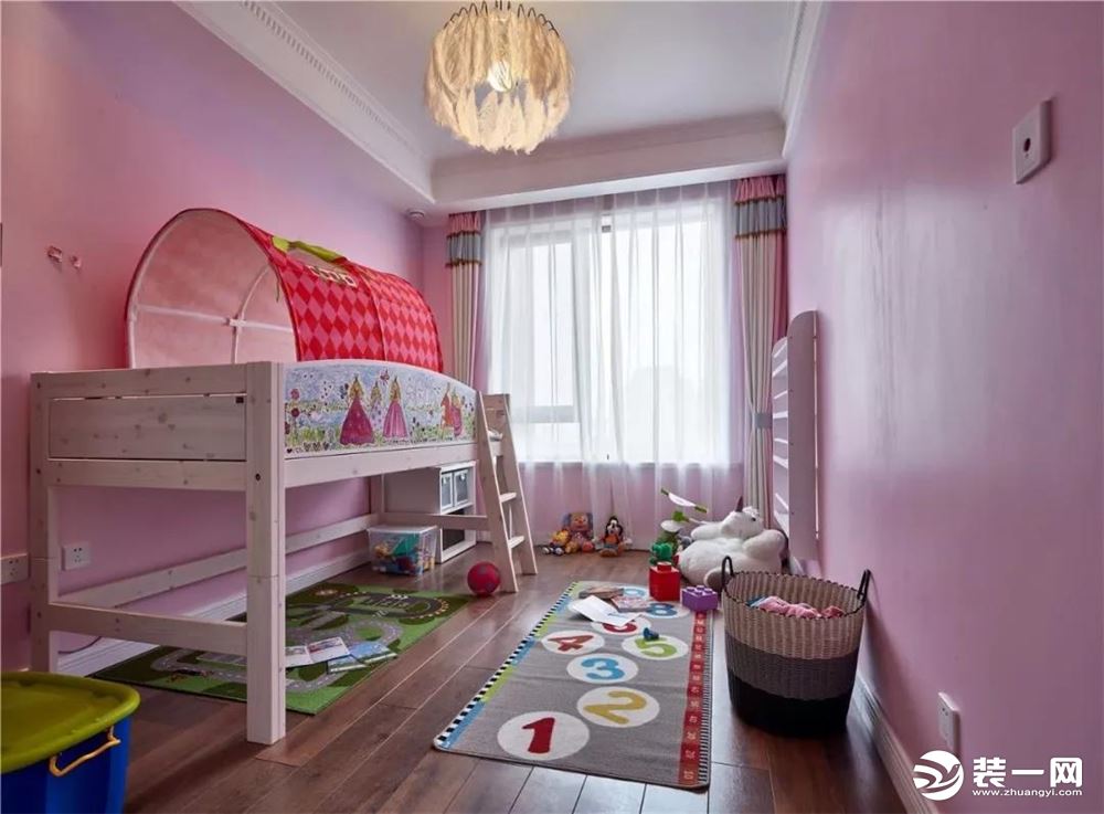 ▲粉色的墙面基调，搭配遍地的卡通玩偶，童趣横生。而床底的架空则给家里的小棉袄腾出了更宽广的玩乐空间。