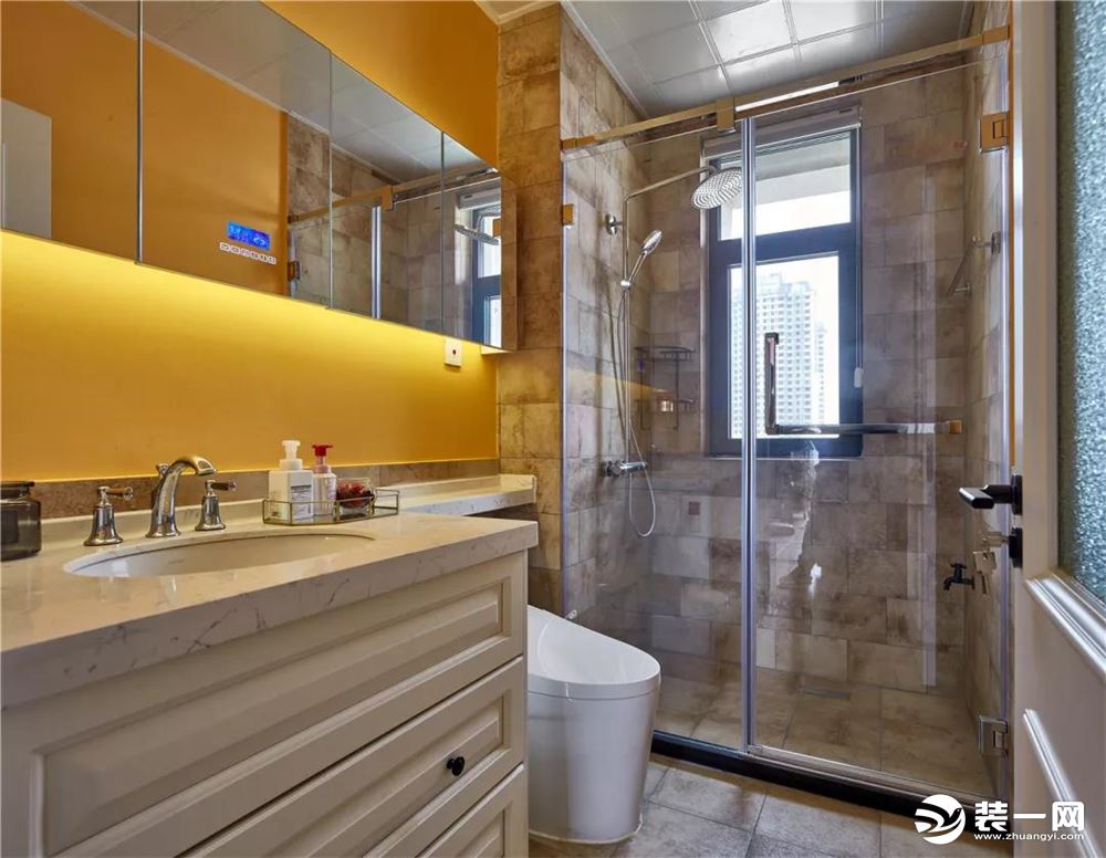 ▲墙面一道橙色将洗漱空间划分了出来，在做旧的砖色基础上，打造了素净整洁又不失时尚活力的卫浴空间。