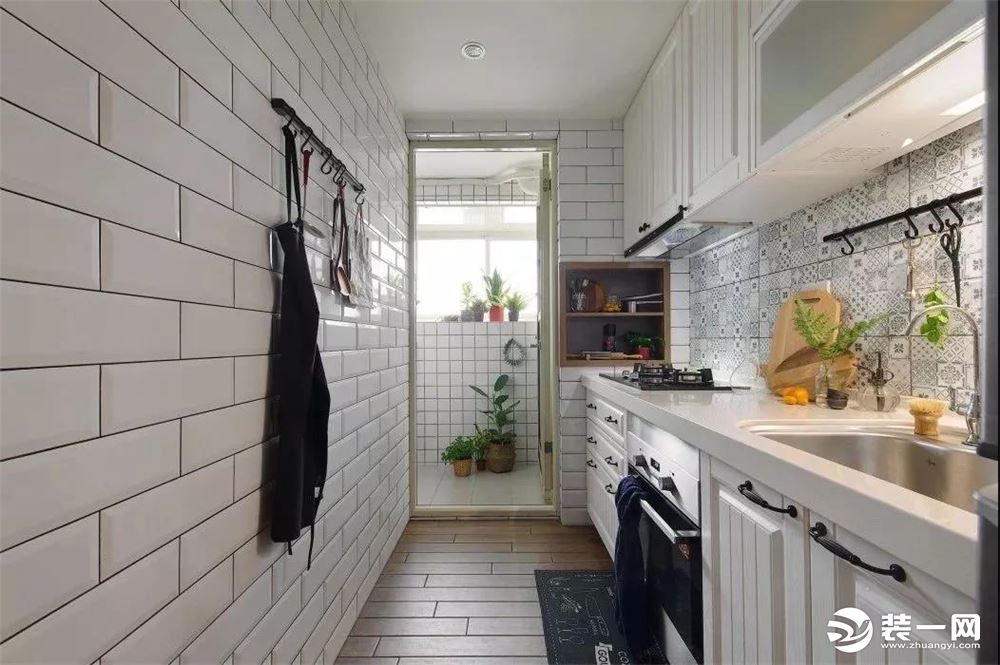 ▲厨房墙面以白色小砖，而操作台后的墙面则是青灰色的花砖，结合白色橱柜，简洁的厨房操作台，整体显得充满