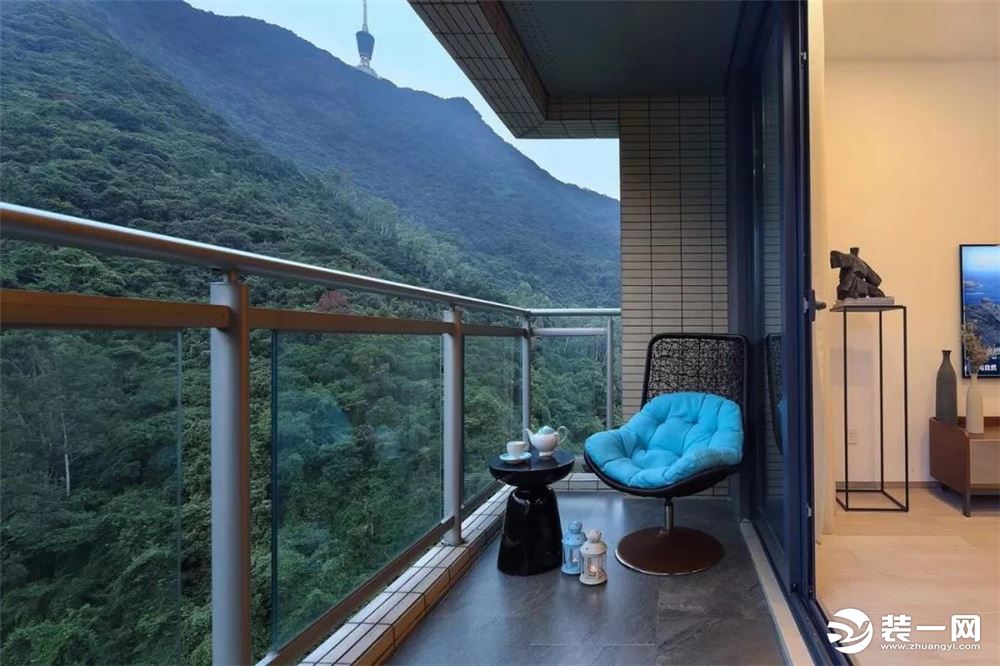 ▲阳台外是诗意的山景，坐在这个清新的阳台里，呼吸着新鲜的空间，人生好不惬意。