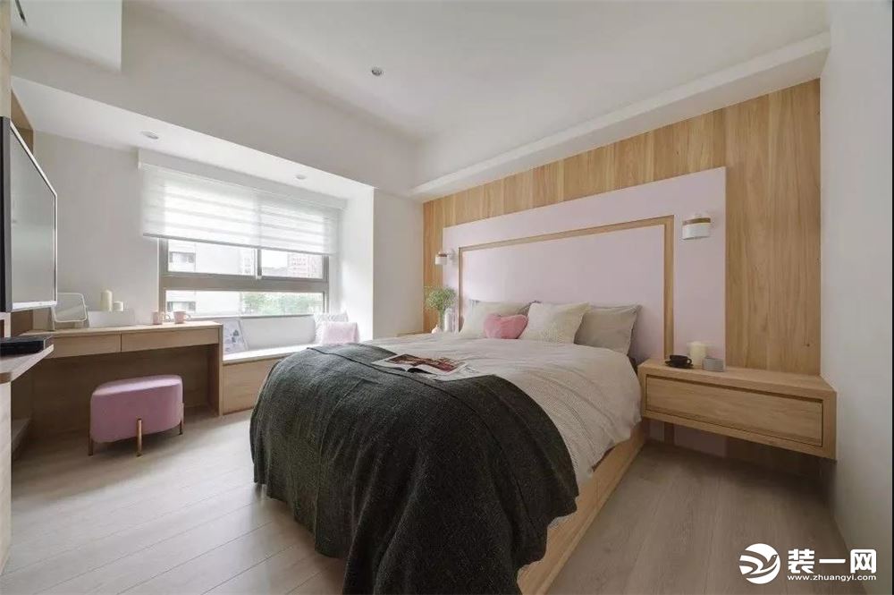 ▲卧室床头以木皮张贴，结合腾空的床头柜，靠窗的木质窗台以及梳妆台，更是增添了空间的木质感，让整个空间