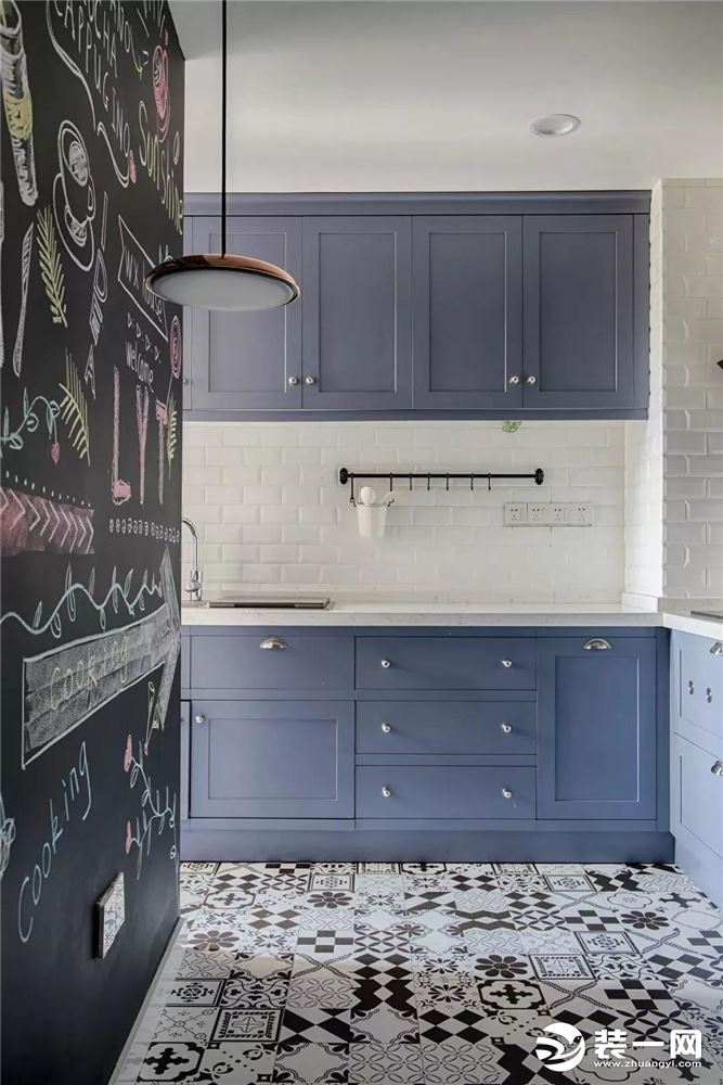 ▲厨房墙面以白色文化砖打造，地面是抢眼的花砖，配合蓝紫色的橱柜，文艺清新之余也很有高级感。