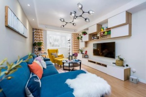 客厅 客厅给人的感觉特别的适合年轻人，简洁的硬装，搭配颜色丰富的软装，如蓝色的L字形沙发，黄色的老虎
