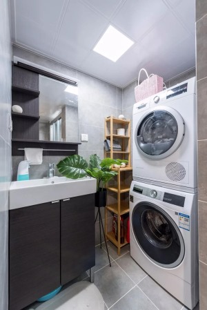 次卫 次卫，干区设计了洗衣区，洗衣机与烘干机叠在一起，节省了空间；
