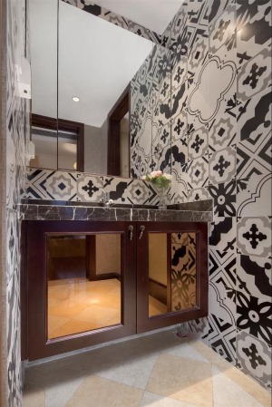 卫生间干区的墙面贴上黑白配的花砖，在中式的空间基础洗啊，装出一个文艺精致的小空间。