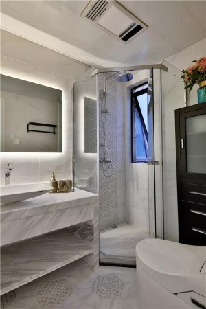 卫生间用钻石形淋浴房做了简单的干湿分离，灰色砖耐脏很适合卫生间装修。