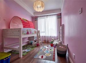 ▲粉色的墙面基调，搭配遍地的卡通玩偶，童趣横生。而床底的架空则给家里的小棉袄腾出了更宽广的玩乐空间。