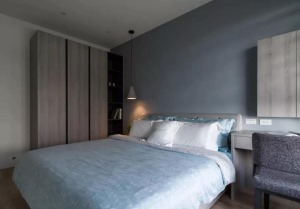 ▲蓝灰色的床头背景墙，灰色布艺的床头靠垫，清新的淡蓝色被单，整体打造了惬意舒适的休憩空间。
