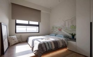 ▲素净的白墙基础，配合简单舒适的软装，以床头墙的都市手绘勾勒出轻松自在的休憩氛围。