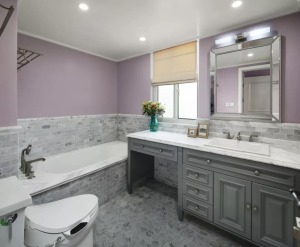 ▲墙面和地面都是不规则的砖色，而窗帘的麻色破开了半墙的紫色，摆上银色的浴室柜，利用颜色打造了一个个性