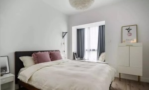 ▲ 卧室大面积白色系呈现nature style，搭配18年流行高积粉的抱枕和装饰画点缀，10层收纳