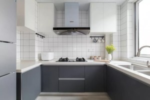 ▲U型的厨房布局，墙面是白色的小白砖，配合白色+蓝灰色的橱柜，干净利落之余也很时尚大方