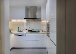 ▲厨房灰色地砖，结合白色的橱柜，整体现代现代优雅又实用，提供了个轻松大方的烹饪空间。