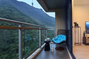 ▲阳台外是诗意的山景，坐在这个清新的阳台里，呼吸着新鲜的空间，人生好不惬意。