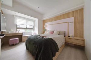 ▲卧室床头以木皮张贴，结合腾空的床头柜，靠窗的木质窗台以及梳妆台，更是增添了空间的木质感，让整个空间