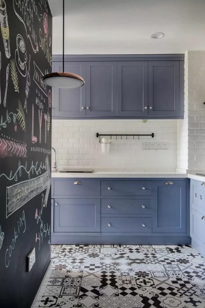 ▲厨房墙面以白色文化砖打造，地面是抢眼的花砖，配合蓝紫色的橱柜，文艺清新之余也很有高级感。