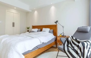 ▲卧室简约大方的格局，一张木质感的床，整体给人轻松舒适的氛围感。