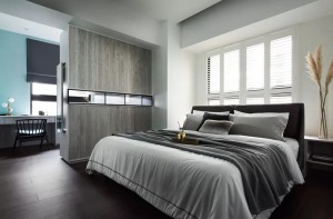 ▲主卧休息区是现代大方的格调，简约的床单被铺，靠窗的床铺布置显得明亮通透，让人心情自在舒快。