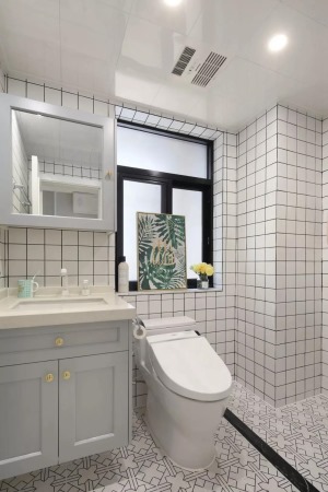 ▲卫生间墙面小白砖，地面花砖另铺一道黑砖划分出淋浴区，打造了个干净舒心的卫浴空间