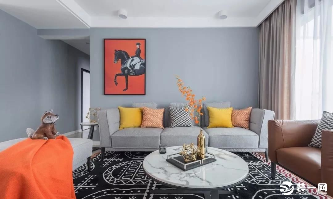 暗灰基调的客厅空间通过一抹暖橙色提亮空间