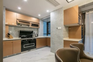 廚房與餐廳以開放式的格局，整體香檳色的櫥柜與白色大理石質感地磚搭配，帶來的是現代時尚的設計感。