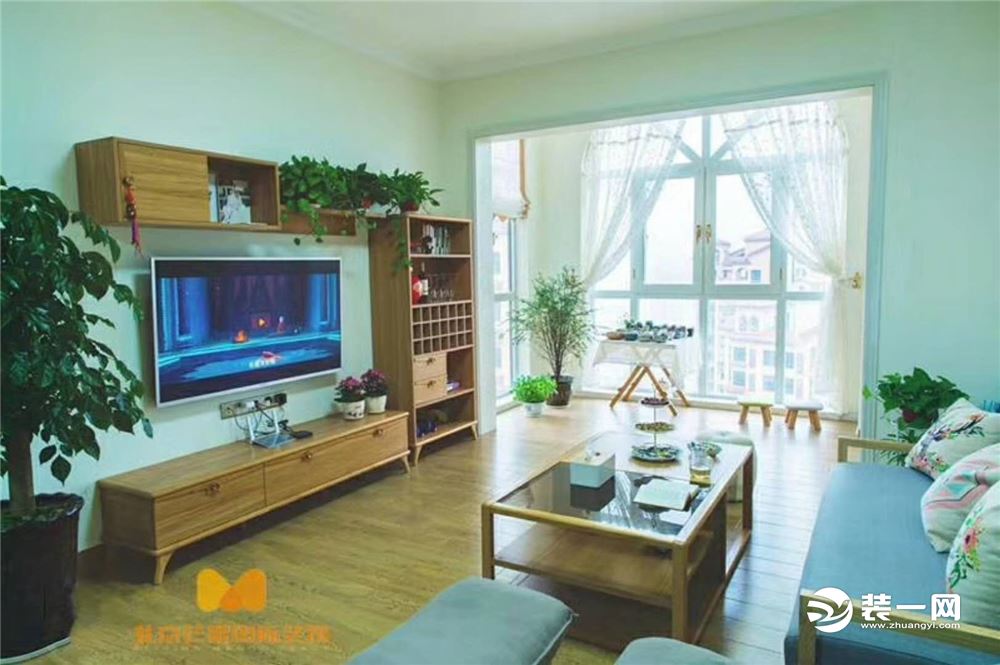 现代简约客厅配以原木的风格，给人一种简约自然的感觉