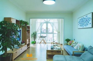 現代簡約客廳配以原木的風格，給人一種簡約自然的感覺