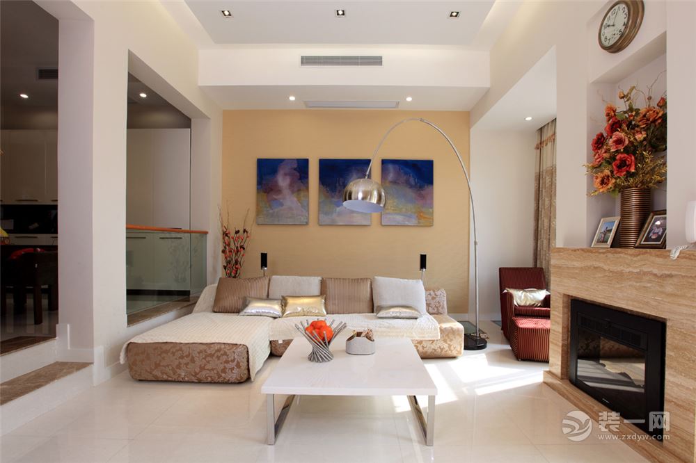  现代简约风格客厅装修设计，简单的装饰画，将客厅表现得更加向往清新自然、随意轻松的居室环境
