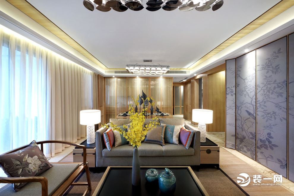客厅：以浅色木质材料主打的色彩搭配提高了空间亮度，花鸟墙纸与木纹屏风交相辉映，古瓶瓷器与仿清家具相映