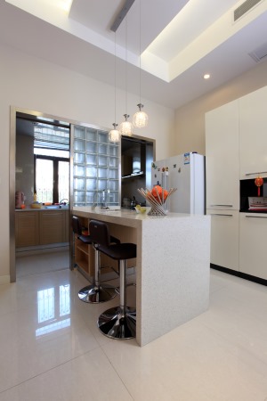现代简约风格设计，厨房装修设计，简单的灯具和饰品。