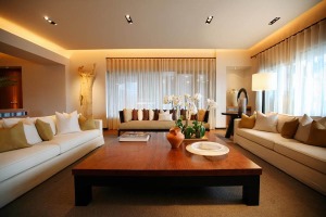 中式风格的客厅装修具有内蕴的风格，为了舒服，中式的环境中也常常用到沙发，但颜色仍然体现着中式的古朴。