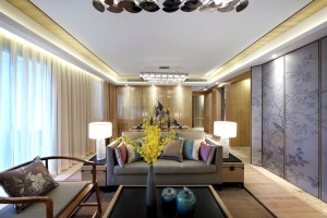 客厅：以浅色木质材料主打的色彩搭配提高了空间亮度，花鸟墙纸与木纹屏风交相辉映，古瓶瓷器与仿清家具相映