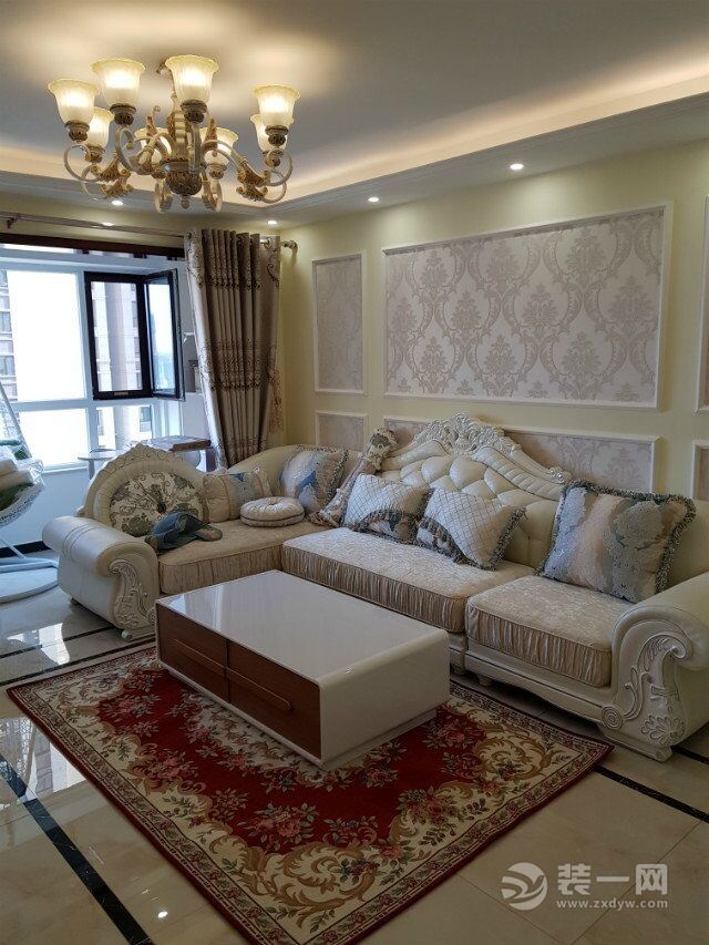 客厅沙发与沙发背景墙 用最最简单的石膏线与壁纸 造型方面左右对称 整体协调