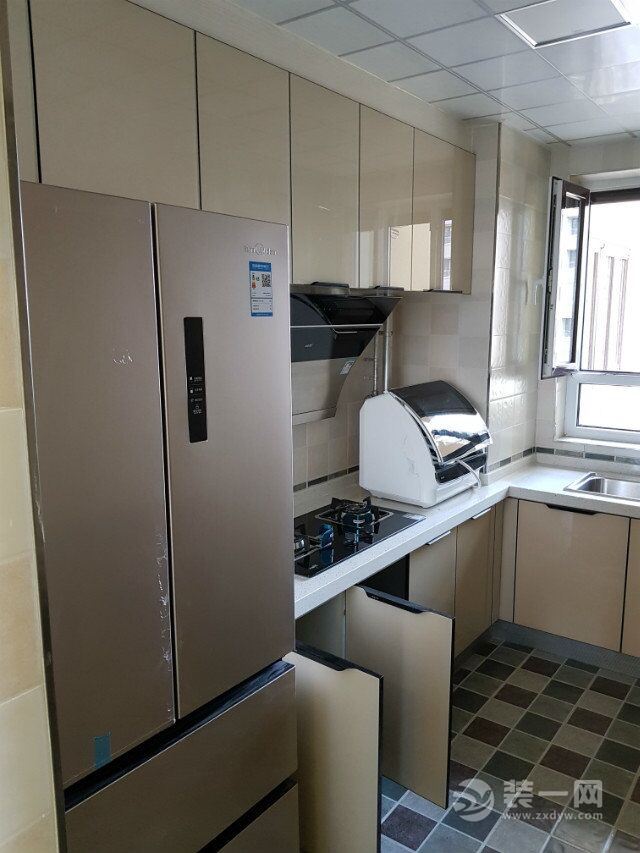 孔雀城大学里110平米 混搭风格，厨房 冰箱嵌入橱柜凹形区域