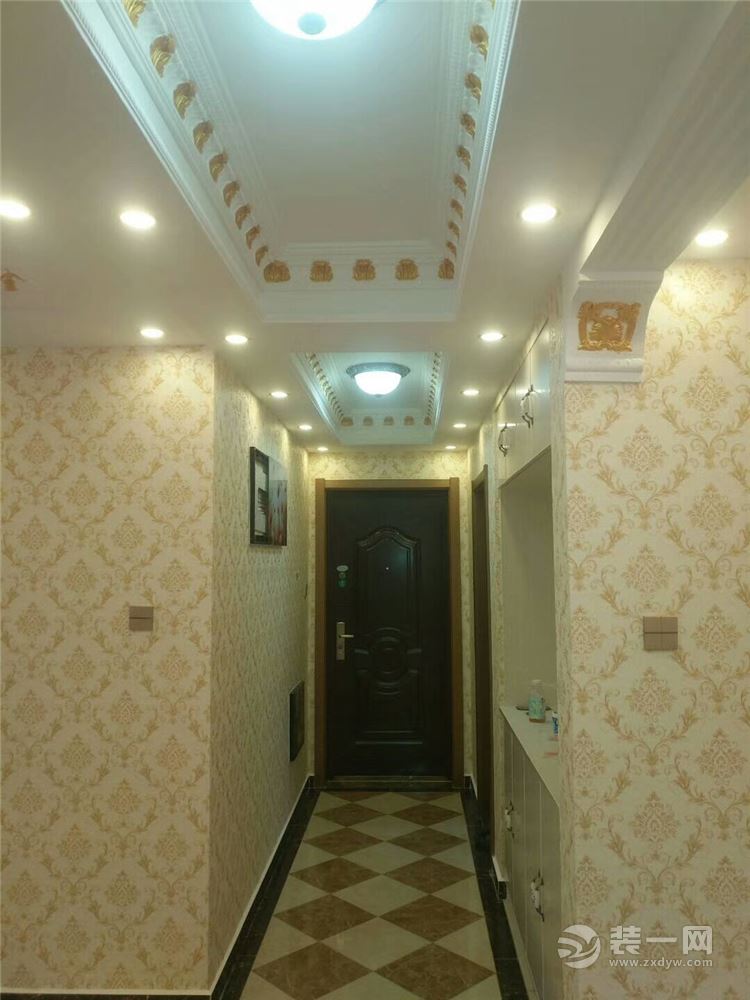 三居室，欧式风格，走廊地面斜铺与颜色拼接 顶部鎏金石膏线 上下呼应 彰显主人的品味