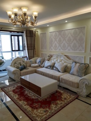 客厅沙发与沙发背景墙 用最最简单的石膏线与壁纸 造型方面左右对称 整体协调