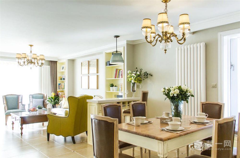沙发背景墙以凹凸来展现，两边以隔层的形式，让小件物品和绿植的摆放融入整个客餐厅。