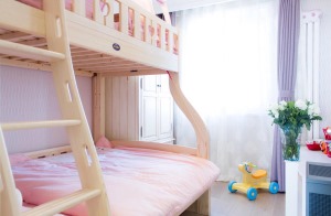 儿童房的粉色搭配体现出温馨的感觉与绿植的结合，加上玩具的摆放，让小孩更能融入其中。