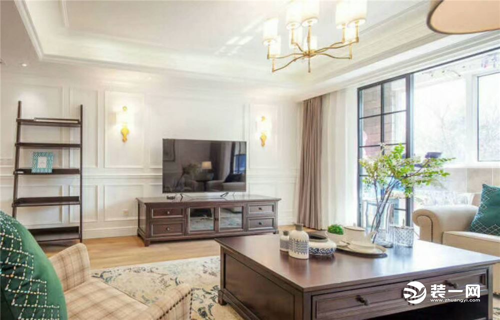 现代美式，浅色墙面与深色家具搭配，地板过度色，层次分明稳重不失优雅