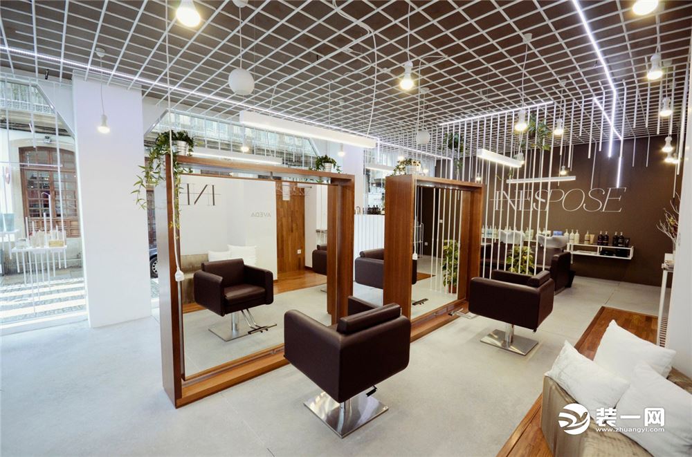 美发店；   店内设计在空间架构，内部设计和项目管理中采用了通用的方法。