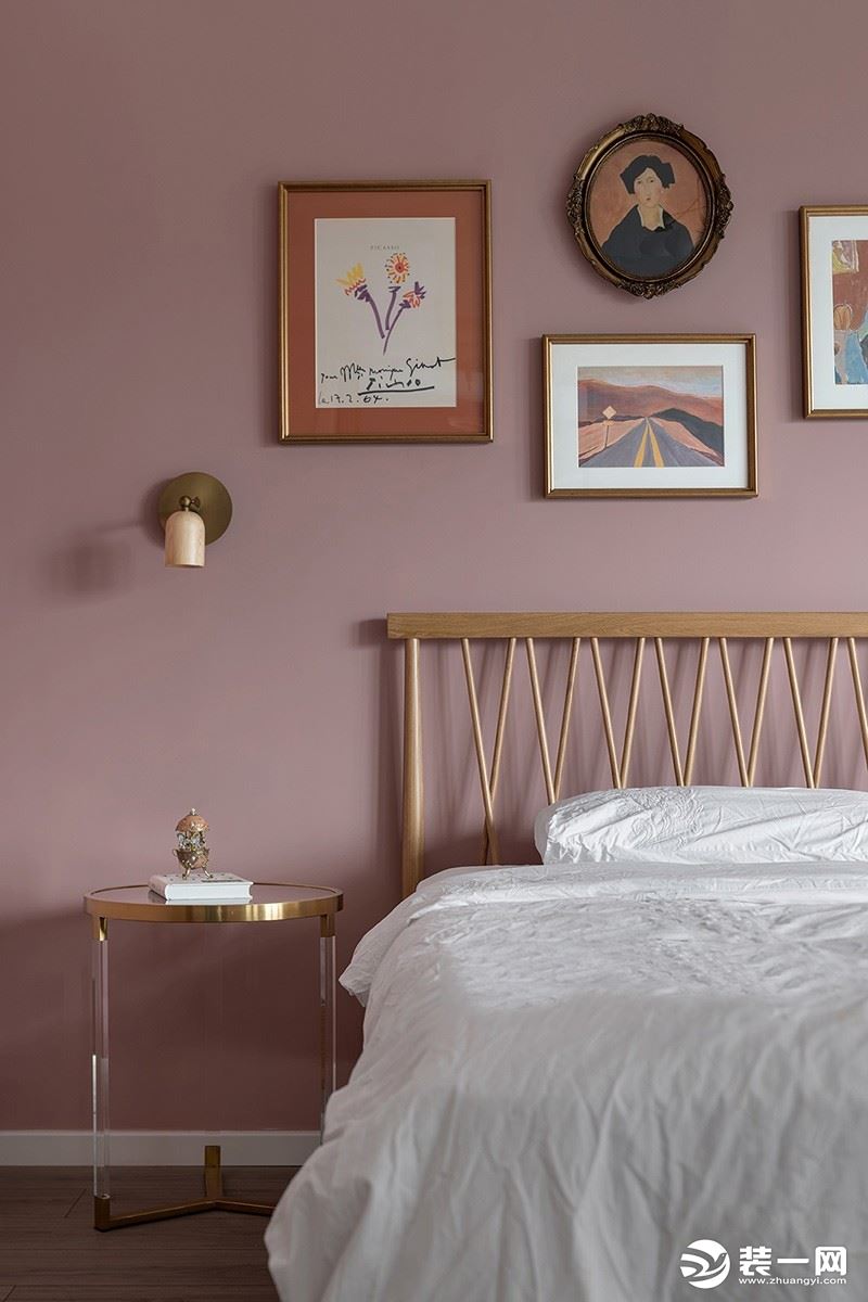 床头一组名为“日暮归途”的复古轻奢挂画，在粉色大背景下让空间质感倏然提升。