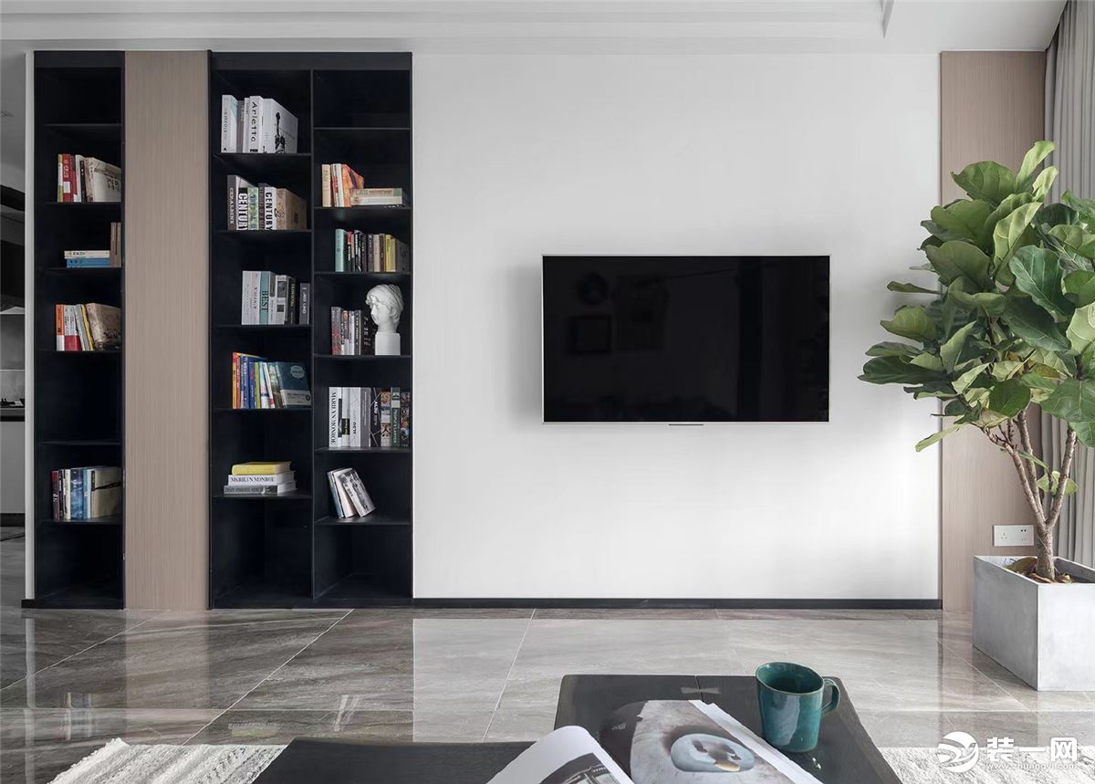 电视背景墙采取与开放式书柜相融合，不仅满足客厅日常收纳且显得美观大方