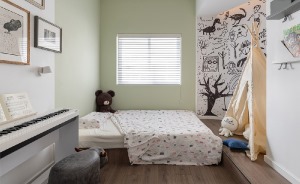 清新的淡绿作为儿童房的肌底，令人倍感清爽。可爱的墙纸、玩偶，为空间增添丝丝童趣。