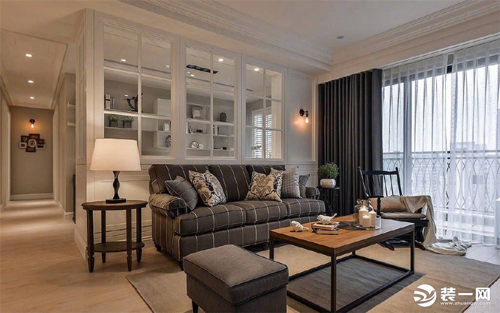 棕灰色的沙发，搭配木色的地板让空间更加稳重，黄色的加入，给整个空间带来丝丝暖意。