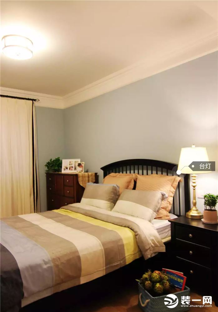 卧室墙面采用中性色，搭配原木色家具，没有过多的装饰，简约温馨。
