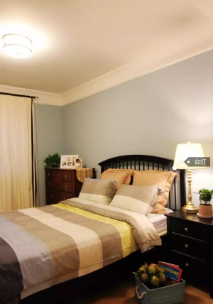 卧室墙面采用中性色，搭配原木色家具，没有过多的装饰，简约温馨。