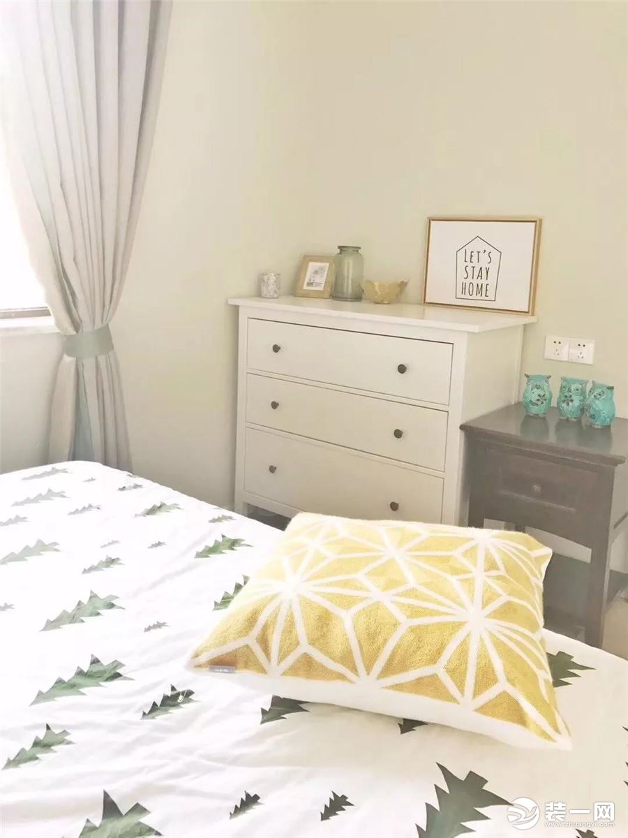  卧室素雅的床单搭配一个柠檬黄的抱枕，清新的卧室让人自然放松。