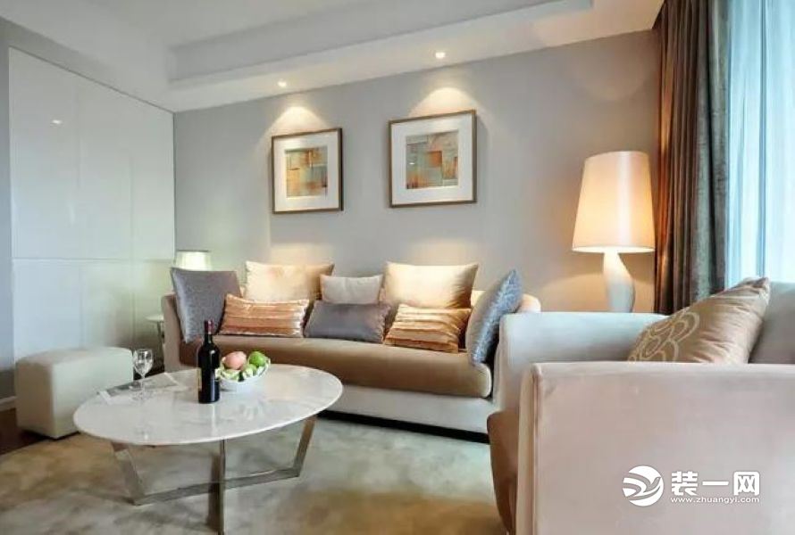 客厅整体以现代优雅的格调装修，整个客厅给人一种舒适轻松的现代感