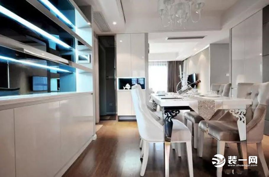 现代简约的厨房，灰色墙面、白色吊灯、香槟橱柜，整个空间都给人以舒适现代的感受